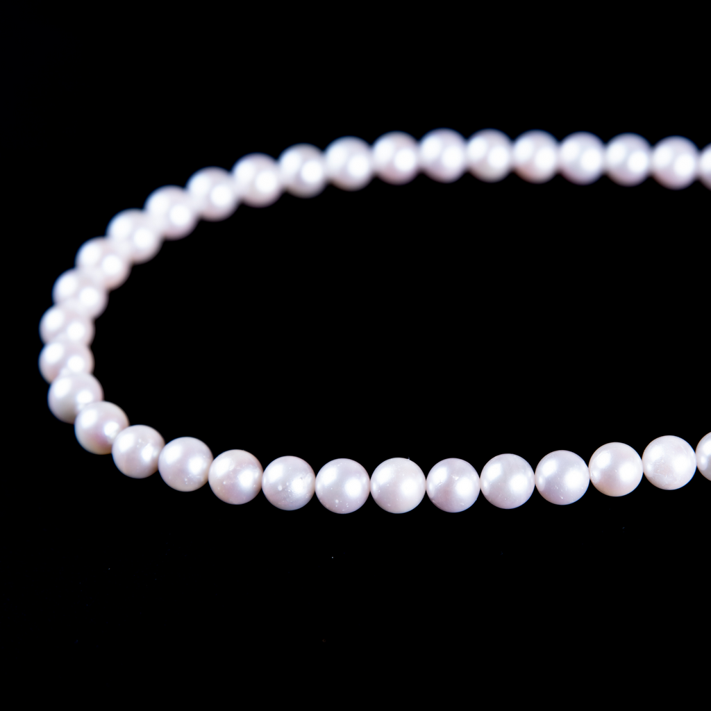 What kind of pearls are Akoya pearls and how are they made?